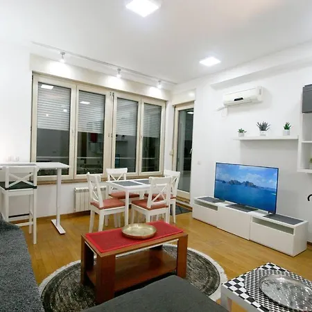 Apartment Monet Business Grade Apartment: Ideal For Digital Nomads, Medtourist, Wellness *